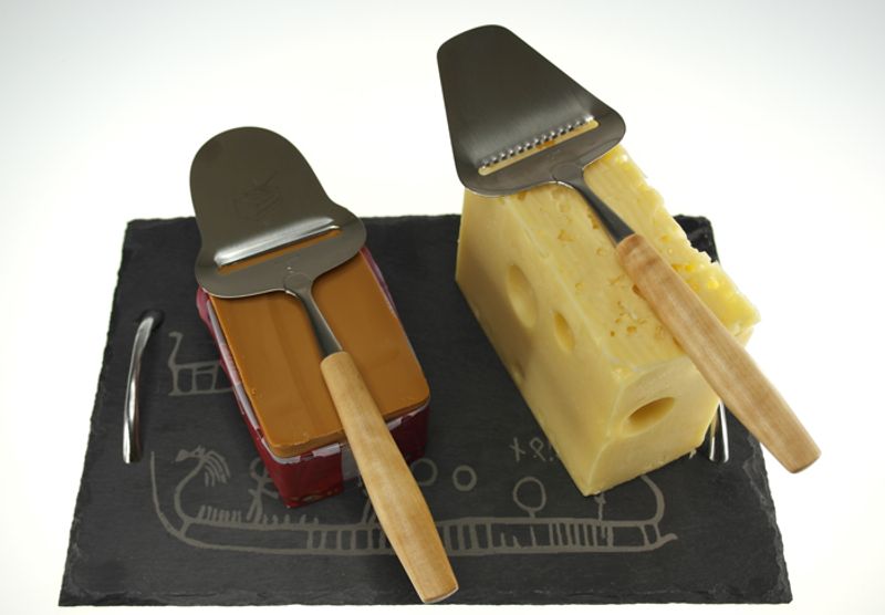 Cheese slicer with grooves