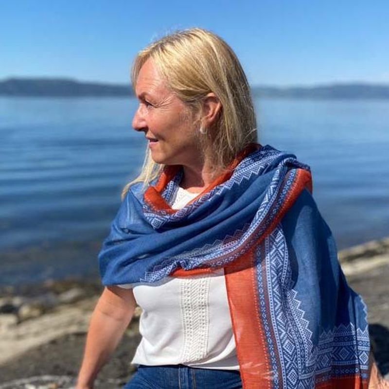 Scarf, MARIUS® pattern, petrol/hvite/rust