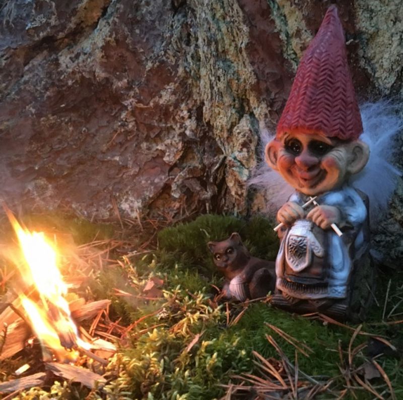 Ny Form knitting santa 