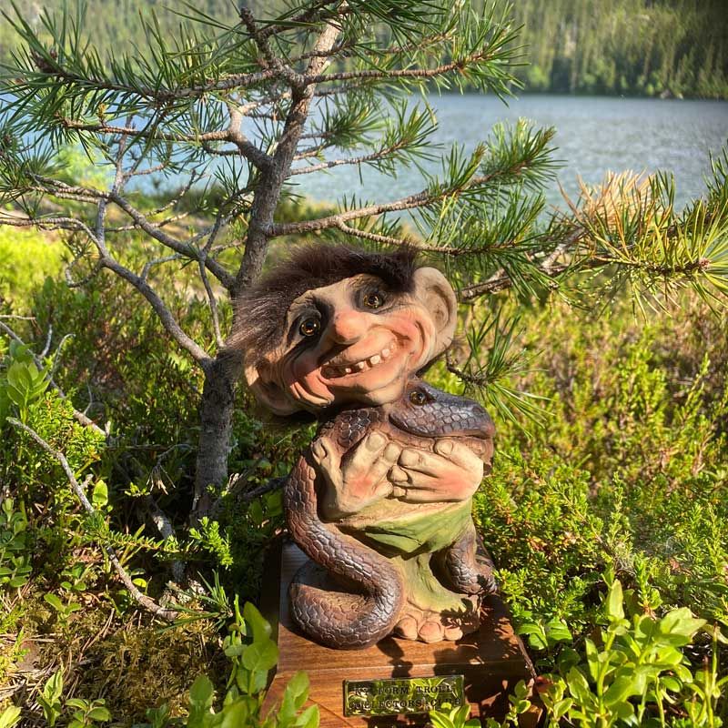 Club Troll 2024, Troll holding a snake (Troll #527)