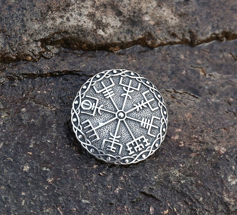 Brooch, Wayfinder