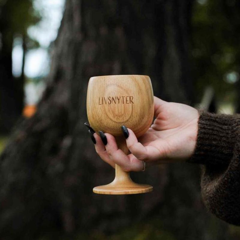 Wineglass of wood, Livstnyter